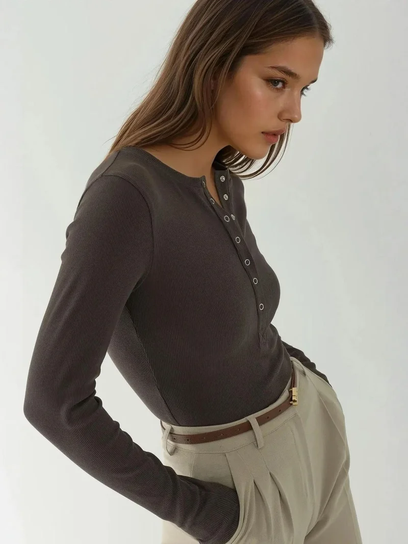 هيكاب بلوزة محبوكة بأزرار كبس مضلعة